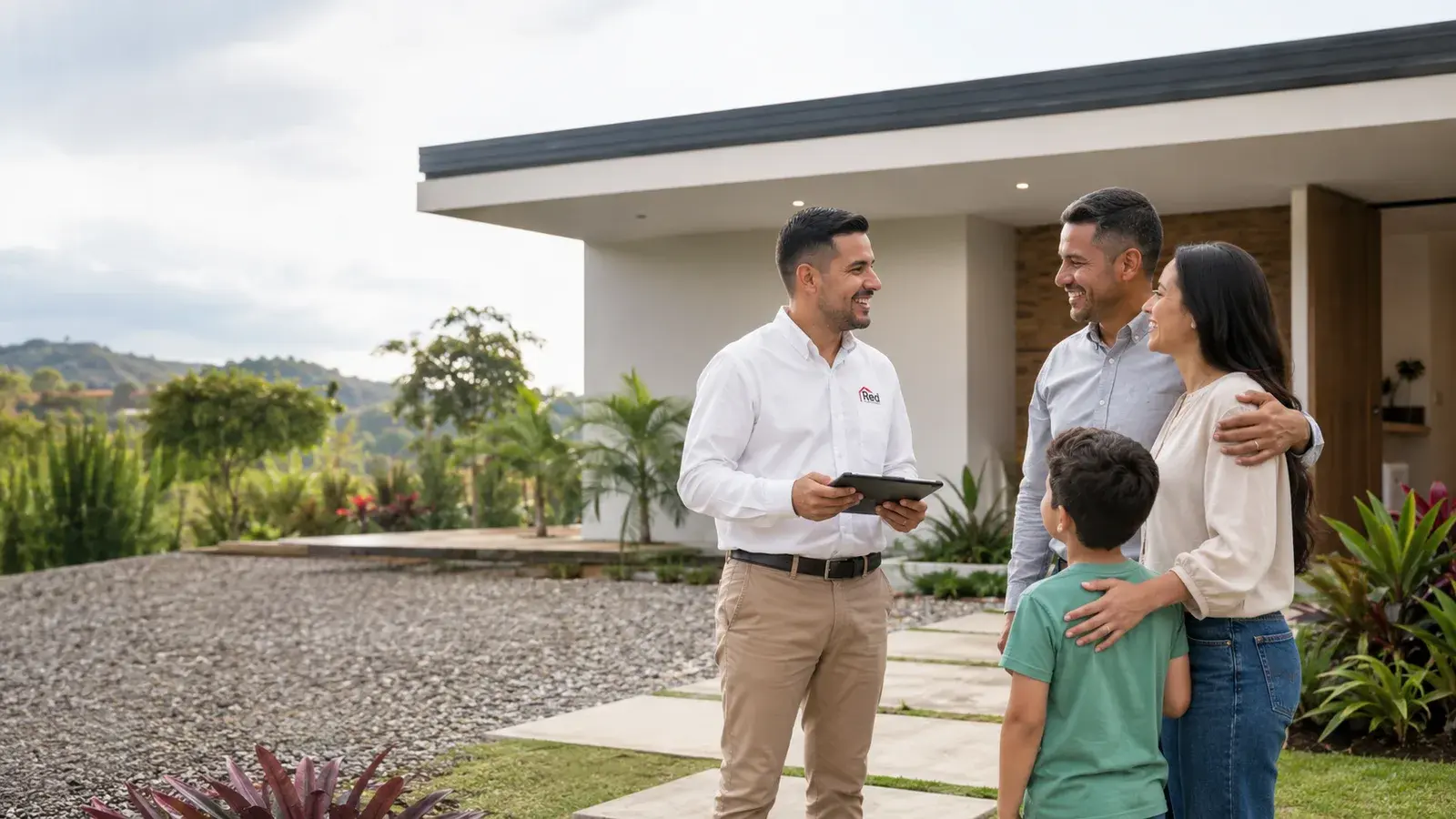 Asesor de Red Inmobiliaria acompañando a una familia frente a su vivienda