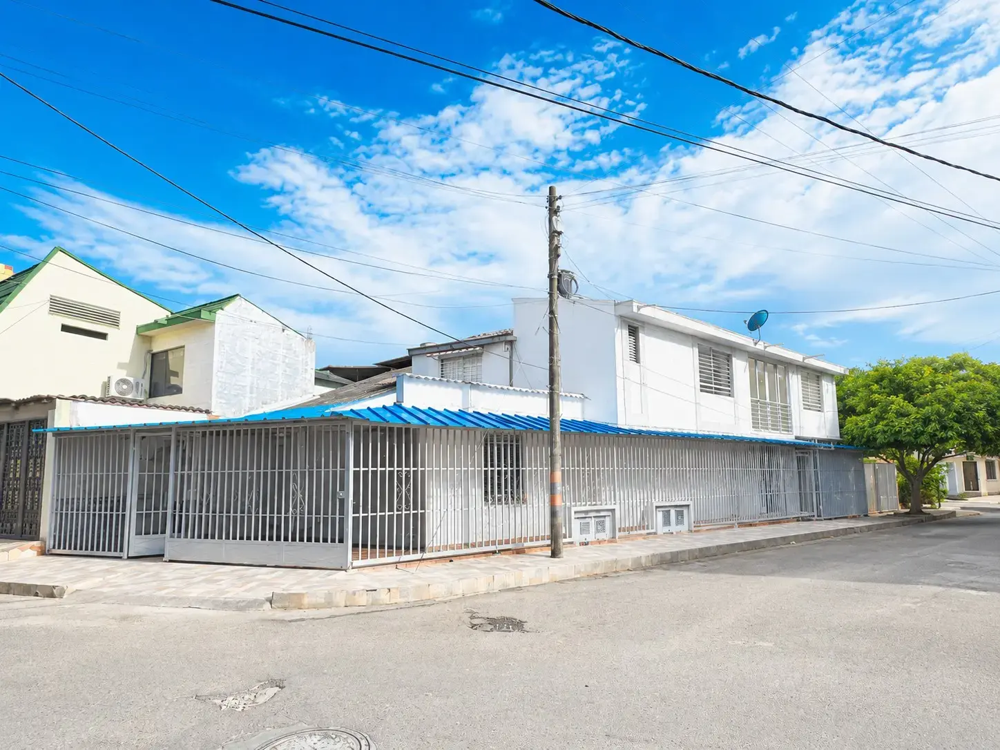 Casa Esquinera con Apartamento - Cámbulos
